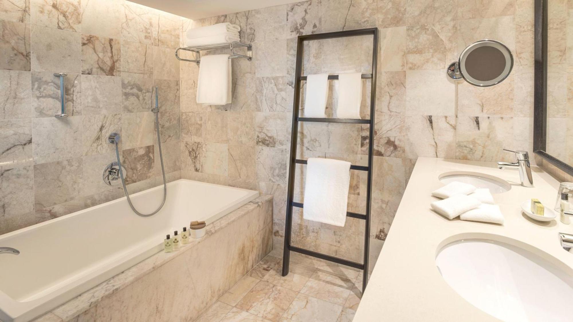 Quarto Premium com Cama King-size e Acesso à Praia